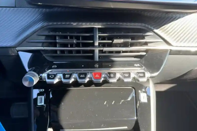 Peugeot 2008 hybrid 145 e-dcs6 — photo 29