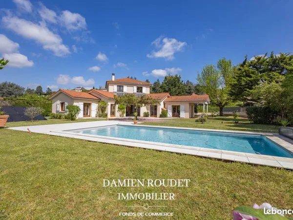 Villa 10 pièces 240 m²