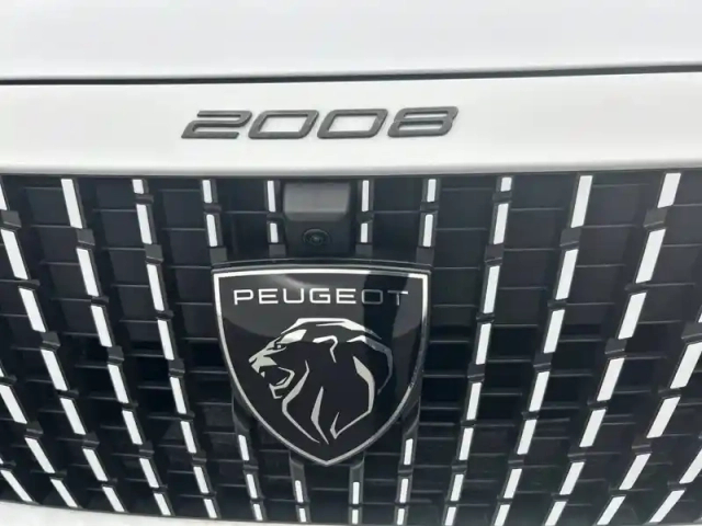 Peugeot 2008 hybrid 145 e-dcs6 — photo 15