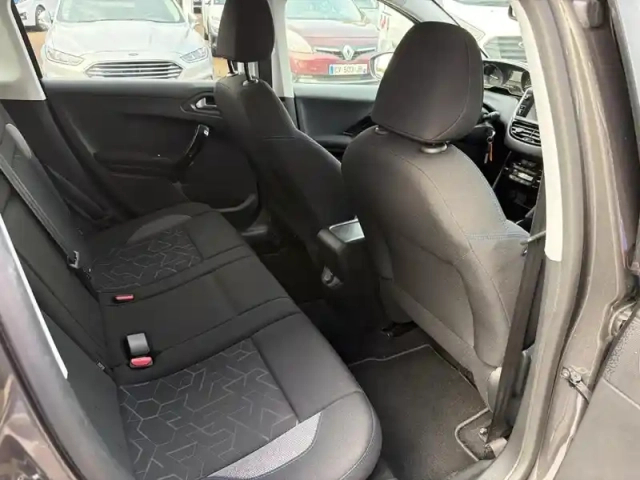 Peugeot 2008 1.5 bluehdi 100ch e6.c signature s&amp;s bvm5 86g — photo 12