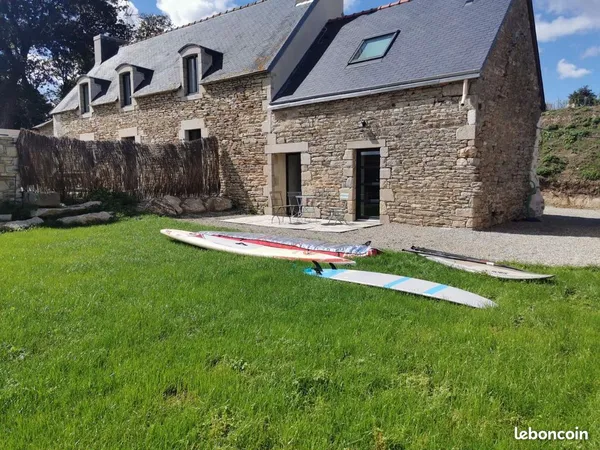 Maisonnette charmante au milieu des chevaux
