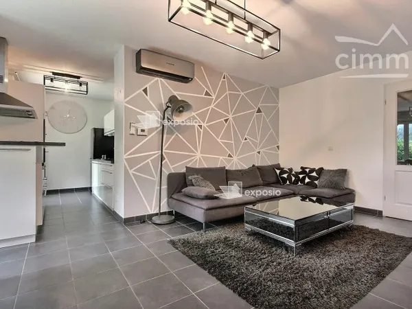 TENCIN – SUPERBE APPARTEMENT MEUBLÉ DE 65,29 m² AVEC 2 CHAMBRES, REZ-DE-JARDIN DE 180 m² ET GARAGE !