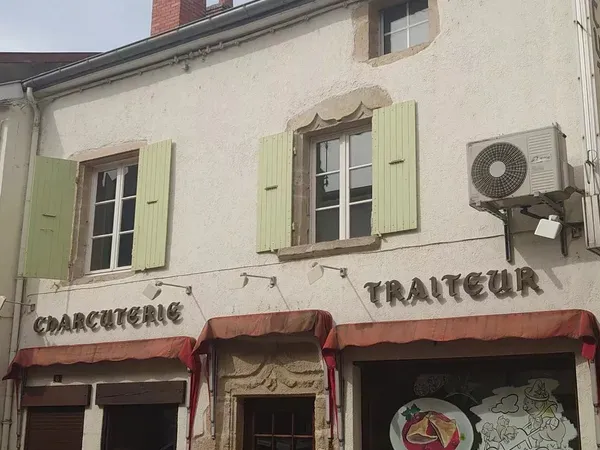 IMMEUBLE MIXTE COMMERCE + HABITATION – LA CLAYETTE (71) Opportunité rare – Moins de 150 000 €