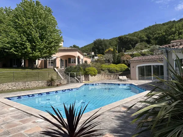 Maison 7 pièces 340 m²