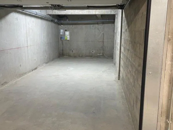 Grand garage box enfilade centre ville doublement securé avec moteur