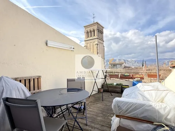Centre historique, appartement de caractère avec terrasse