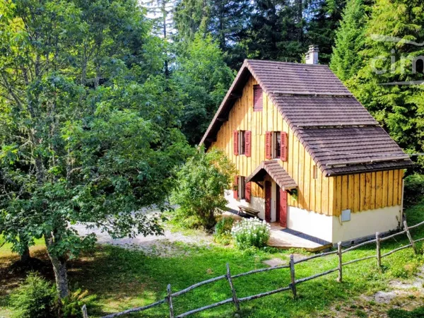 MONTAGNE / CHALET EN PLEIN CŒUR DE LA CHARTREUSE – TERRAIN BOISÉ DE 1 060 m²