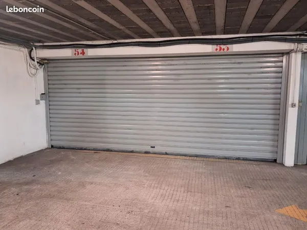 Grand garage 33m² Barriére du Médoc