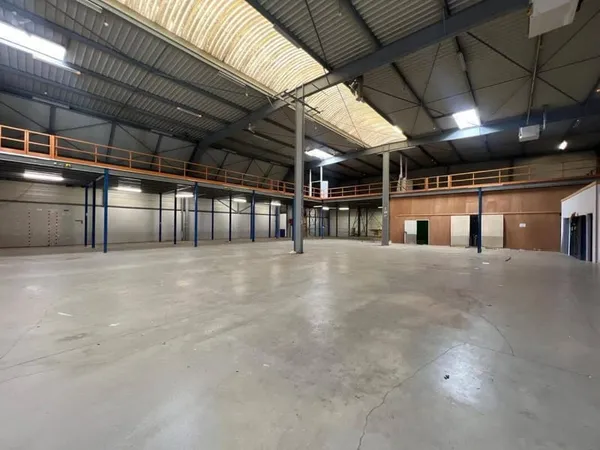 Entrepôt 1829 m²