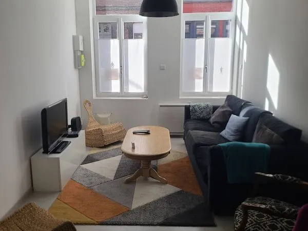 Chambre meublée avec salle de douche et wc privatifs à 2min à pied du Metro ( Ligne 2)