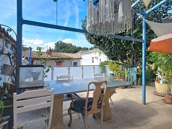 Maison de village avec stationnement et jardin