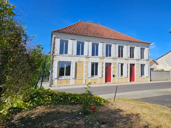 Proche de Barbezieux, maison familiale de 340 m² entièrement rénovée au charme authentique.