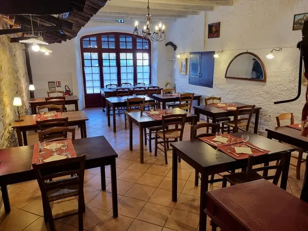 Courniou Restaurant Murs et appartement avec terrasse et jardin