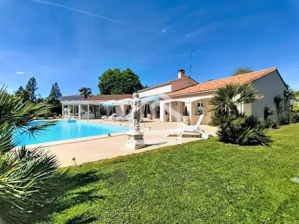 Maison de plain-pied 8 pièces 195 m²