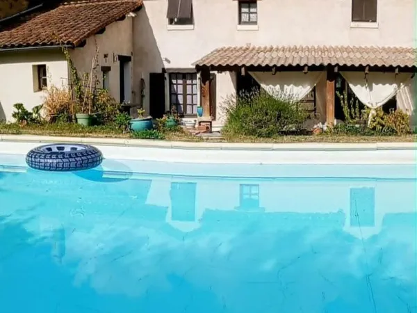 Maison ancienne rénovée ? 3 chambres ? piscine ? dépendances