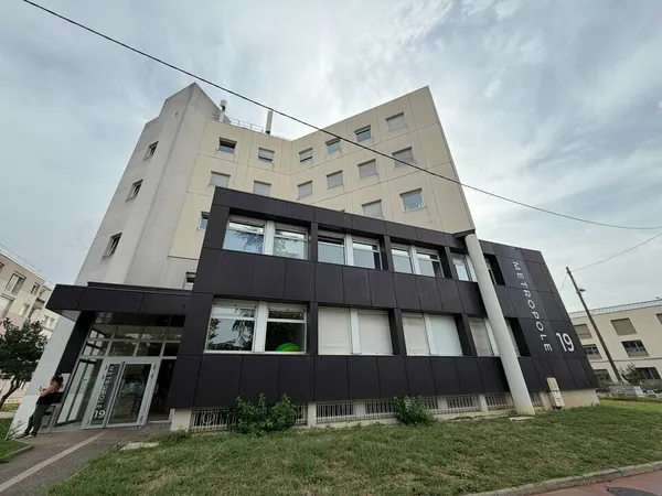 Local professionnel 484 m²