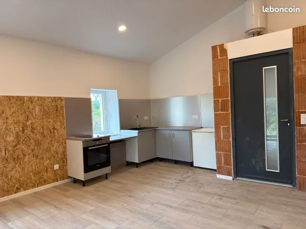 Atelier Tiers-Lieu, pour travail Polyvalent,55 M2 1eer Etage+ 9 M2-Lumineux-plafond haut, possibilit