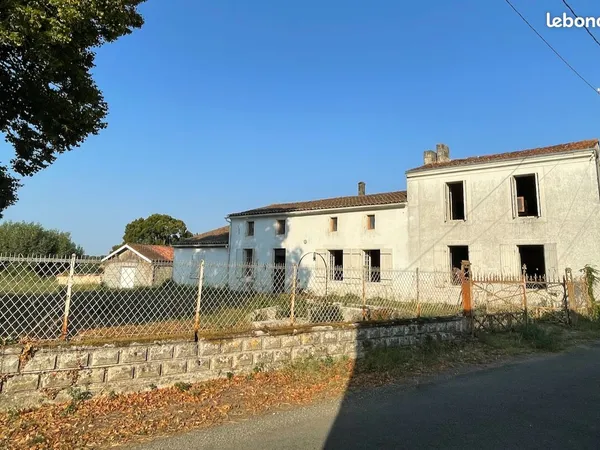Grande maison charentaise à rénover 360 m² - terrain 2 000 m² - potentiel 2 logements / gîtes