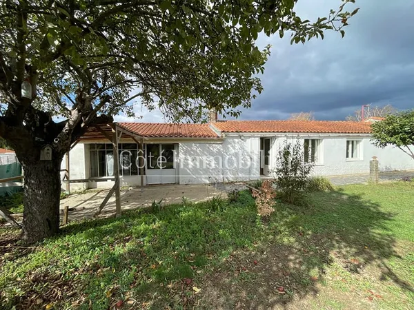 Maison de plain-pied avec jardin et grand garage - Saint-Mars-de-Coutais