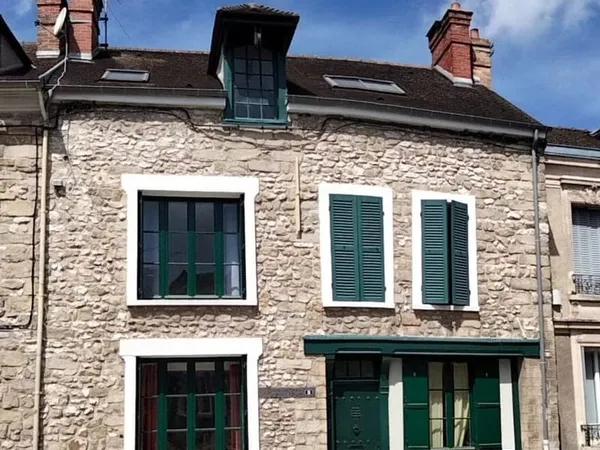 Maison familiale de 7 pièces avec 4 chambres en plein centre ville de Moret Sur Loing