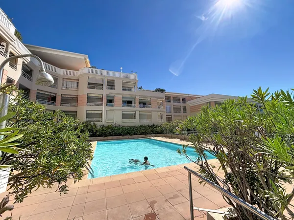 Golfe-Juan (port) 2 pièces ( terrasse et piscine) vendu av