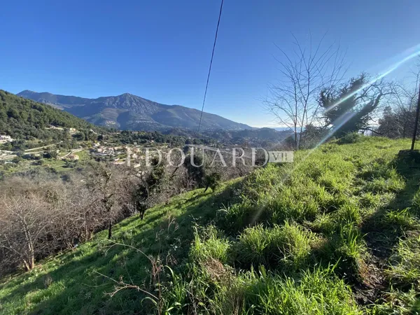 Bel terrain constructible à vendre avec vue panoramique jusqu'à la mer, sur la commune de Sainte Agn