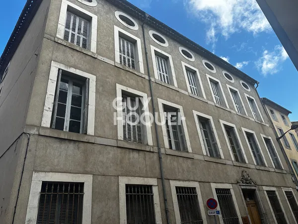 Appartement à louer de 3 pièces de 142 m²