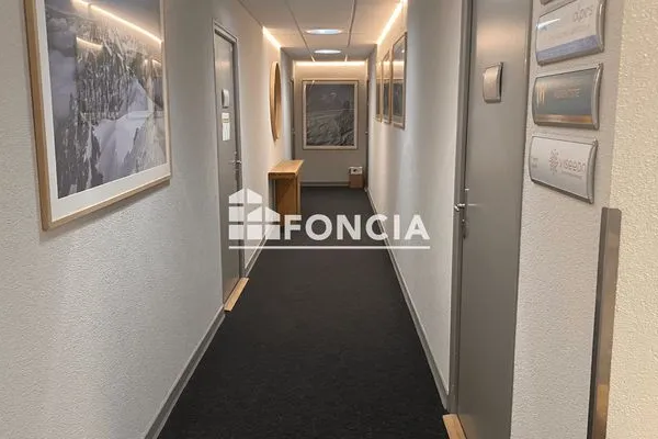 Local 1 pièce 74 m²