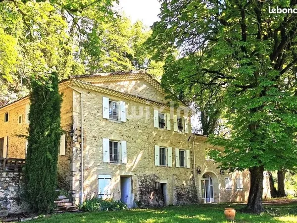 Maison 8 pièces 256 m²