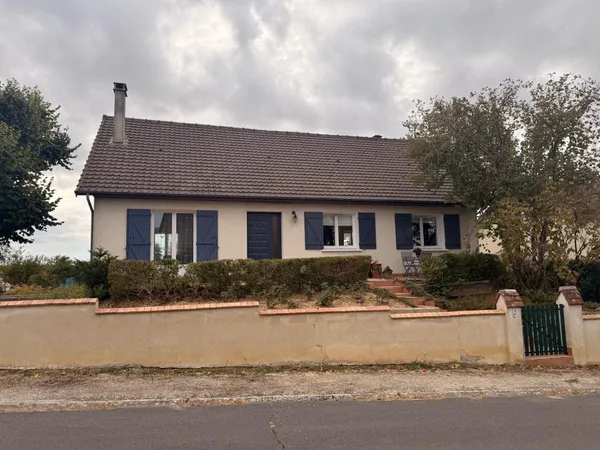 « À 10 min de Bourges, une maison familiale soigneusement entretenue aux beaux volumes »