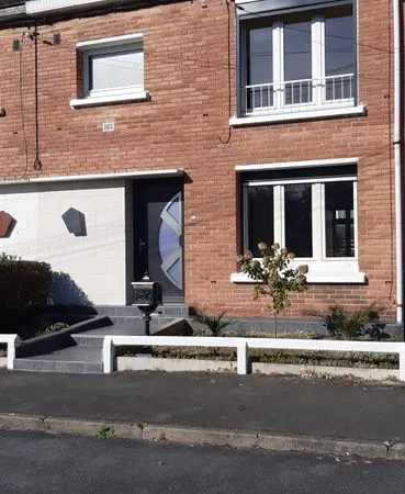 Maison avec garage et parking