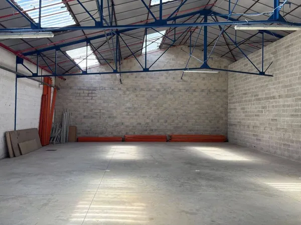 Local d'activité 1073 m²