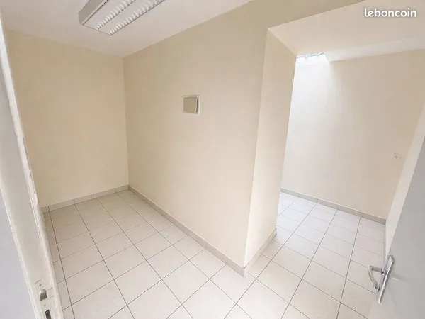 Local professionnel avec parking et salle d'attente