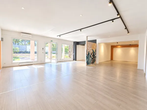 Local commercial 5 pièces 144 m²