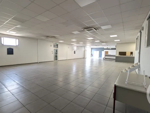 Local commercial 364 m²
