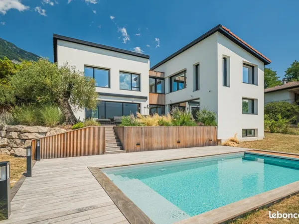 Villa 7 pièces 240 m²