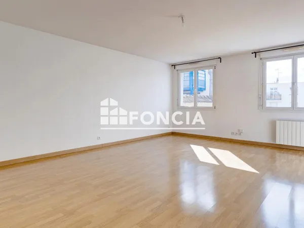 GRAND APPARTEMENT T3 ET 2 STATIONNEMENTS