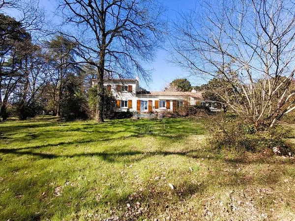 Maison 7 pièces 244 m²