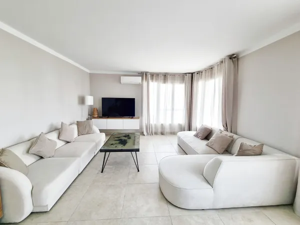 Appartement 4 pièces de 103 m2 , rénové avec ascenseur - Per