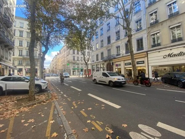 Commerce habillement/textile 42 m²