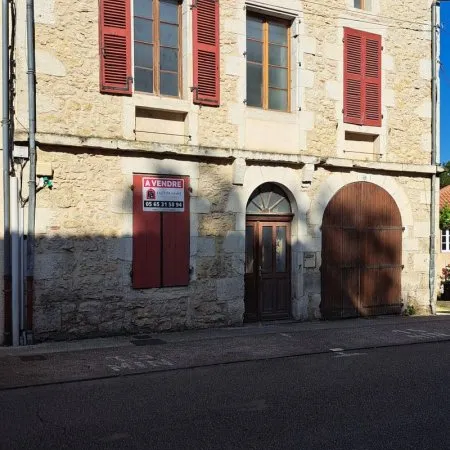 Maison de village avec possibilité local commercial