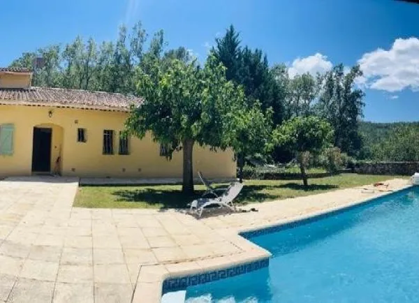 villa traditionnelle en pleine nature