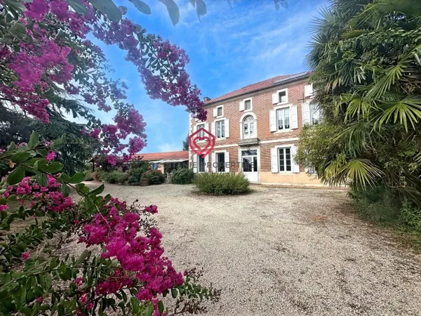 Propriété de Prestige avec Gîtes, Piscine et Fort Potentiel Touristique à Vendre près de Nogaro, Ger