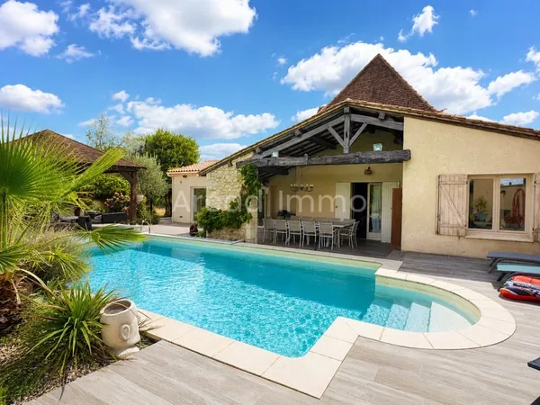 Belle Périgourdine divisée en deux logements, une maison principale avec piscine et une location non