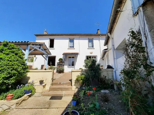 Maison de bourg 193 m2 + dépendance et jardin