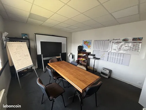 Local 450 m² GUIPAVAS