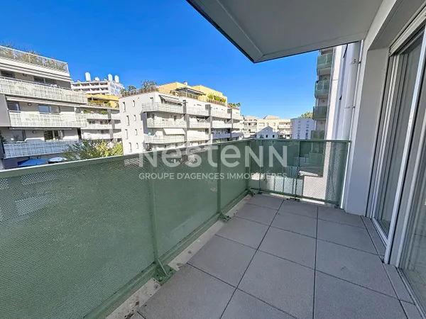 Appartement Lyon 1 pièce avec balcon sur jardin et garage en sous-sol