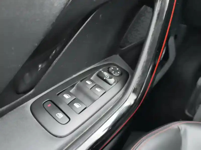 Peugeot 2008 1.2 puretech 110ch s&amp;s bvm5 — photo 16