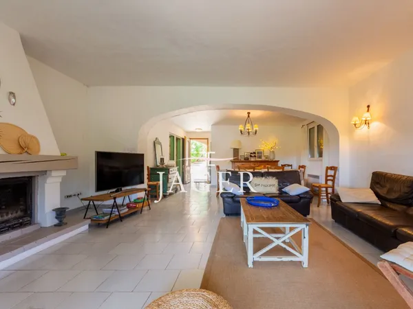 EXCLUSIVITÉ - Maison avec Vue Mer et Fort Potentiel à Sainte-M