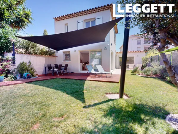 Villa à Sanary-sur-Mer comprenant trois chambres, un double garage, une terrasse, un jardin et studi